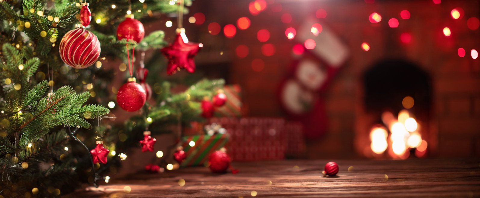 Sapins givrés, enneigés ou floqués, compositions avec bougies… Pensez à l’affichage !