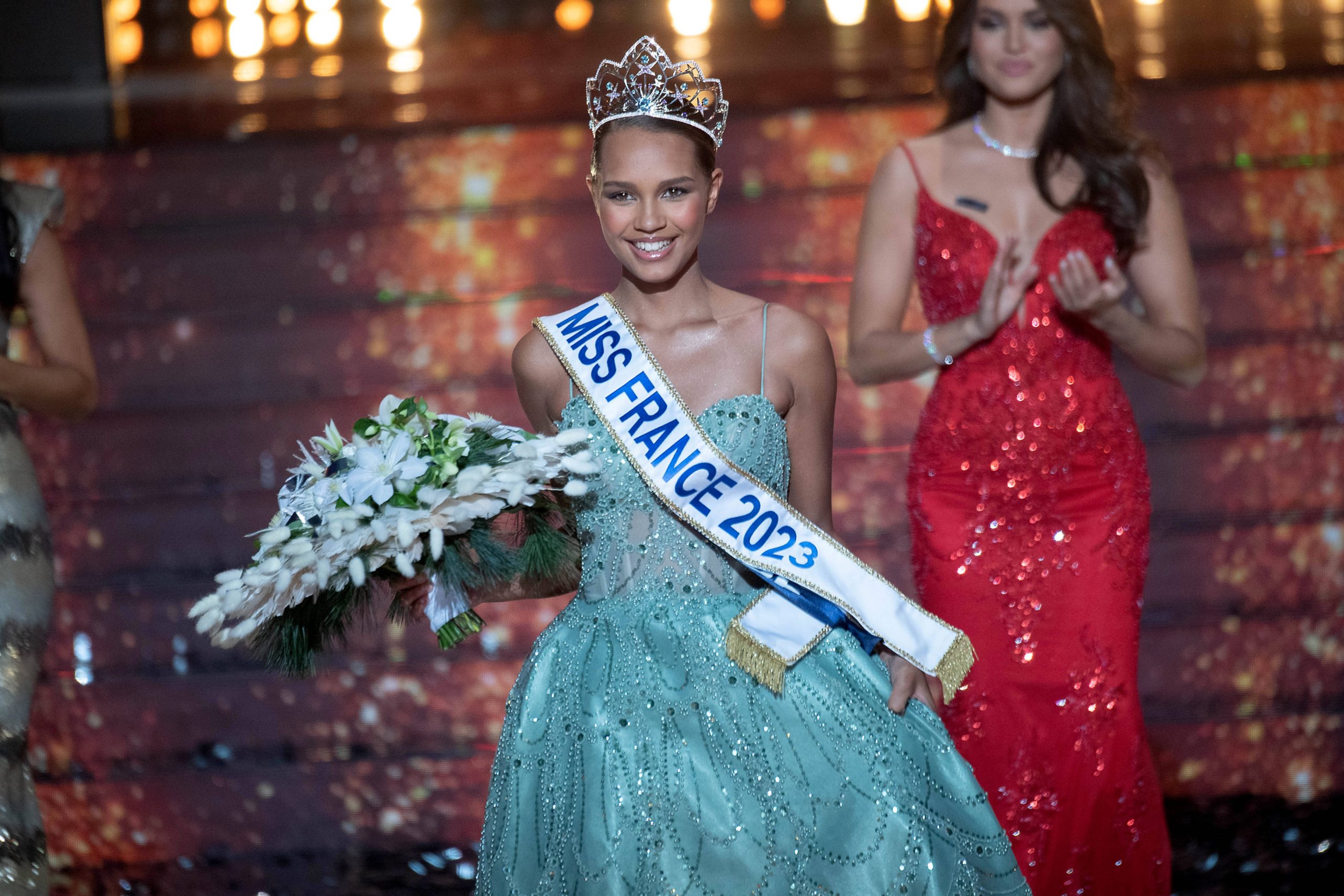 Miss France 2023, Indira Ampiot, en séance de dédicace sur le stand de la FFAF au salon Novafleur !