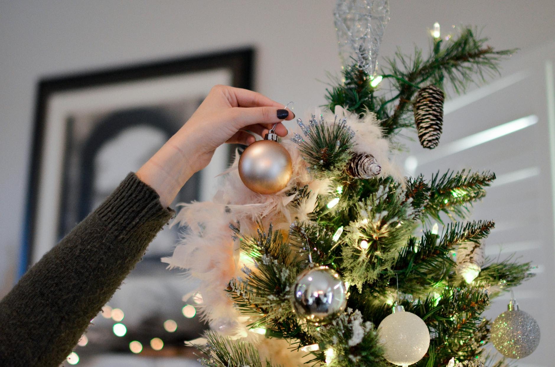 Sapins givrés, enneigés ou floqués, compositions avec bougies… Pensez à l’affichage !
